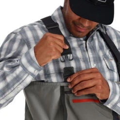 Simms Men's Freestone Stockingfoot Wader -Hang Time Shop Simms SSO13612 040 Smoke 5modeldetail
